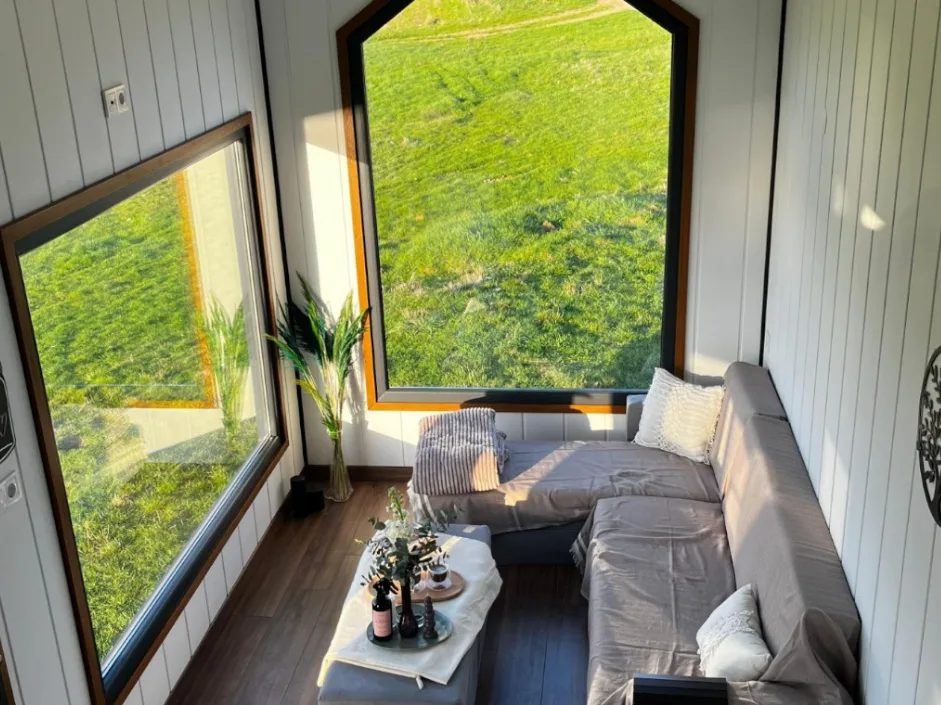 Tiny House iç mekan tasarımı – doğa manzaralı minimalist yaşam alanı