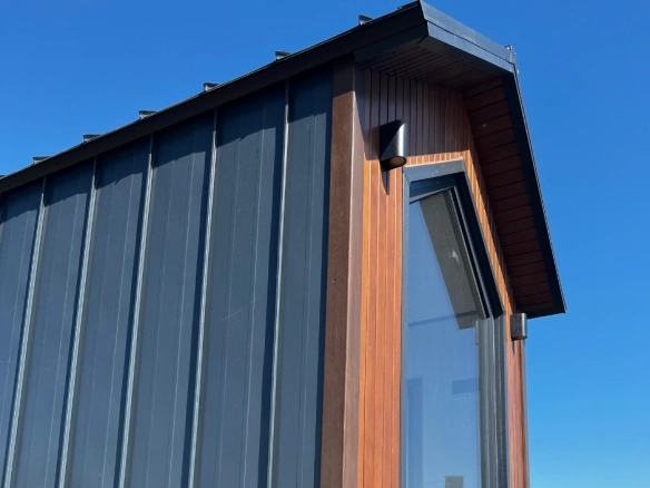 Modern tiny house çatı detayı – galvaniz çelik kaplama ve estetik ahşap tasarım.