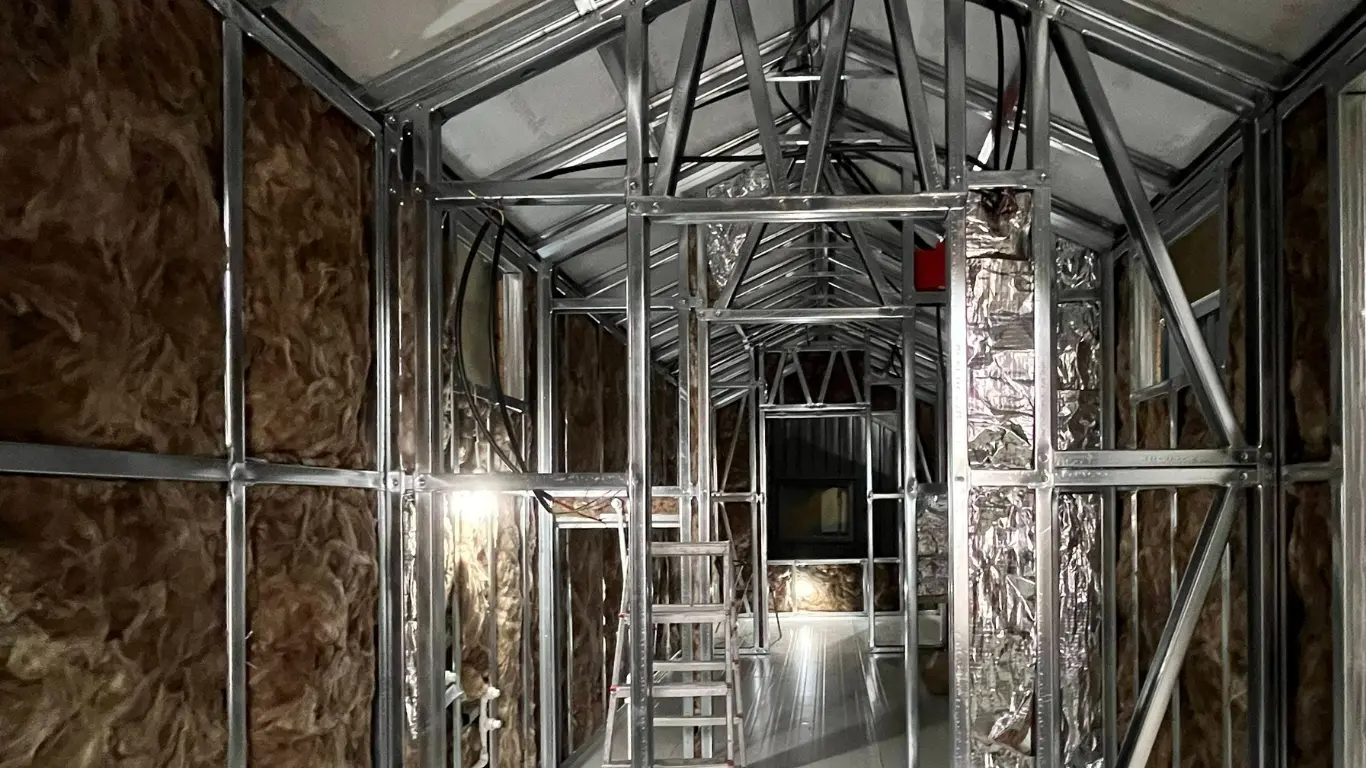 Tiny house iç yapım aşaması – galvanizli hafif çelik karkas ve Knauf Earthwool taş yünü izolasyon – Hibrit House üretim süreci