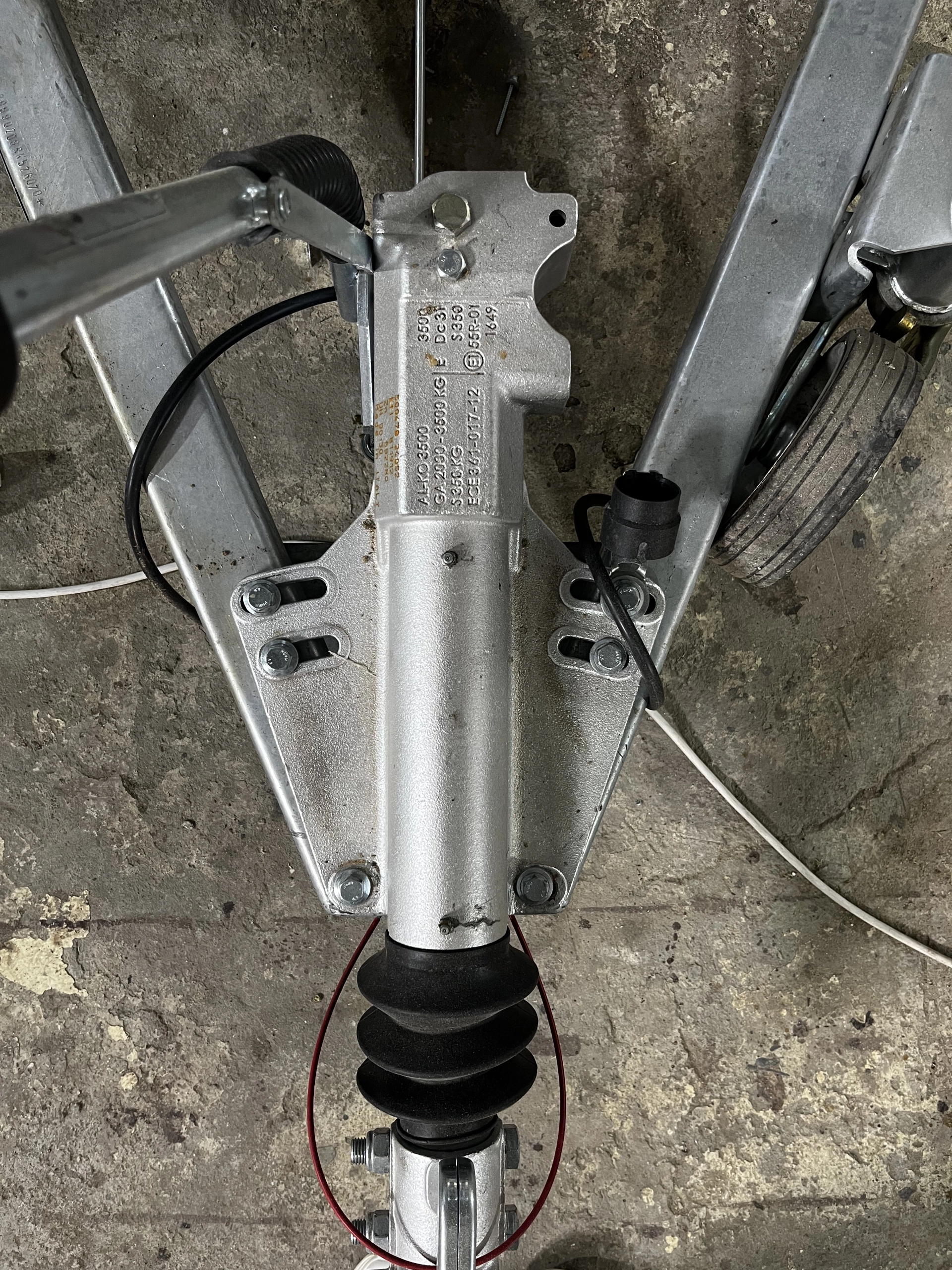 Tiny house römorku üzerinde AL-KO marka fren ve çeki sistemi detayı.