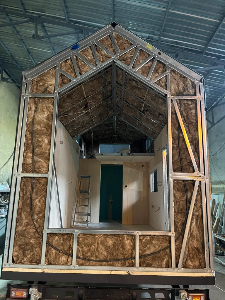 Çelik karkaslı tiny house üretiminde iç yalıtım ve duvar kaplama aşaması.