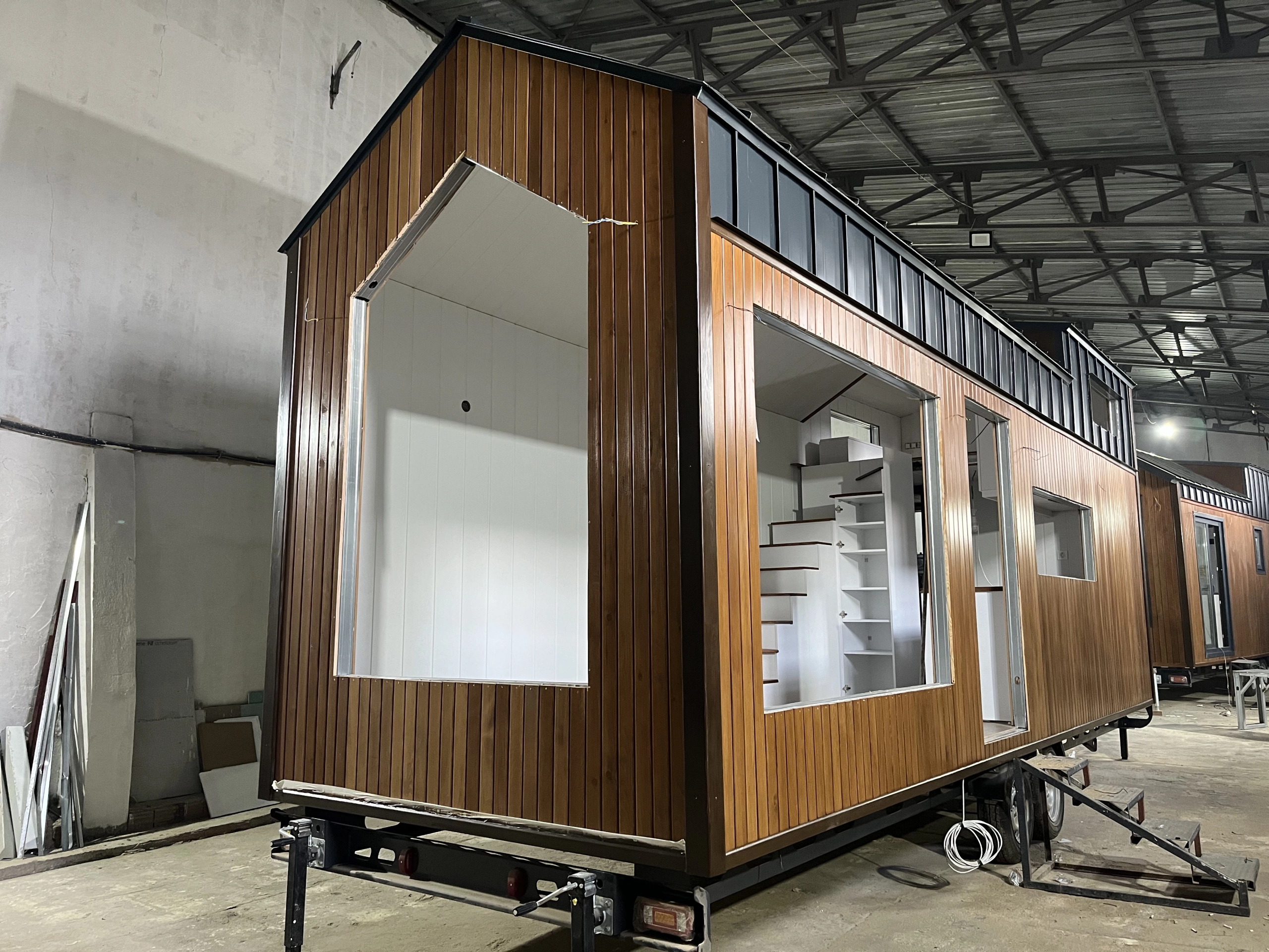 Ahşap kaplamalı tiny house üretim aşaması, iç mekan montajı devam eden model.