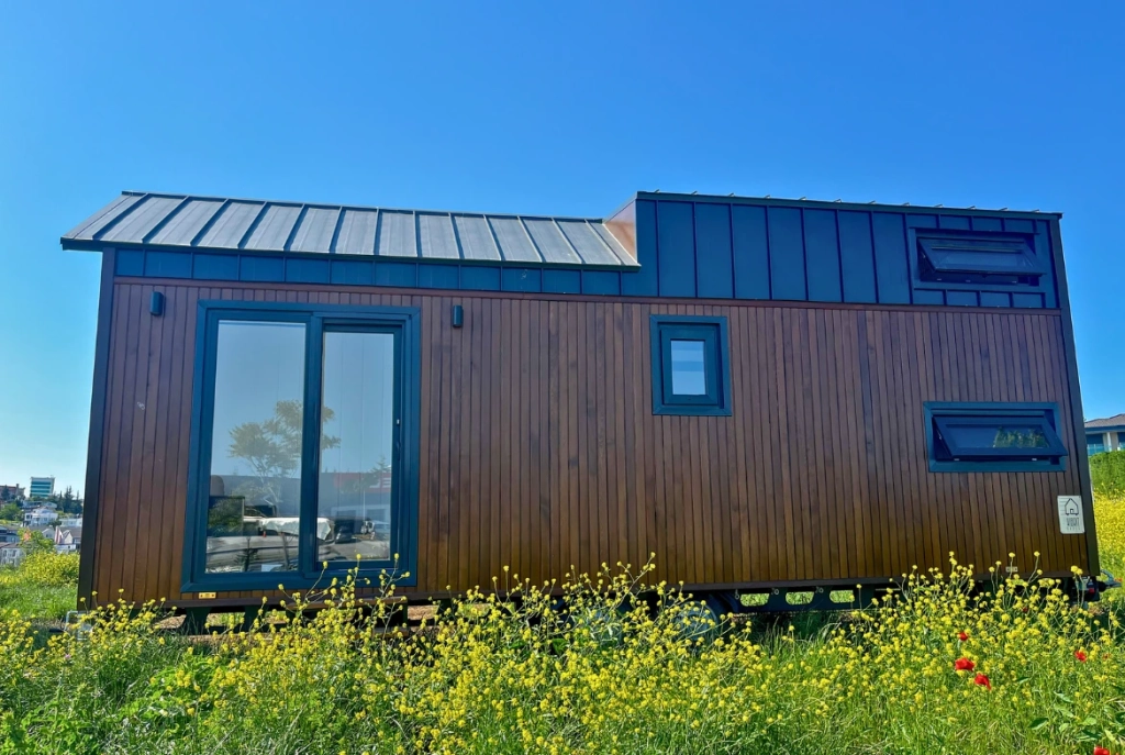 Çiçekler içinde doğa ile uyumlu modern tiny house