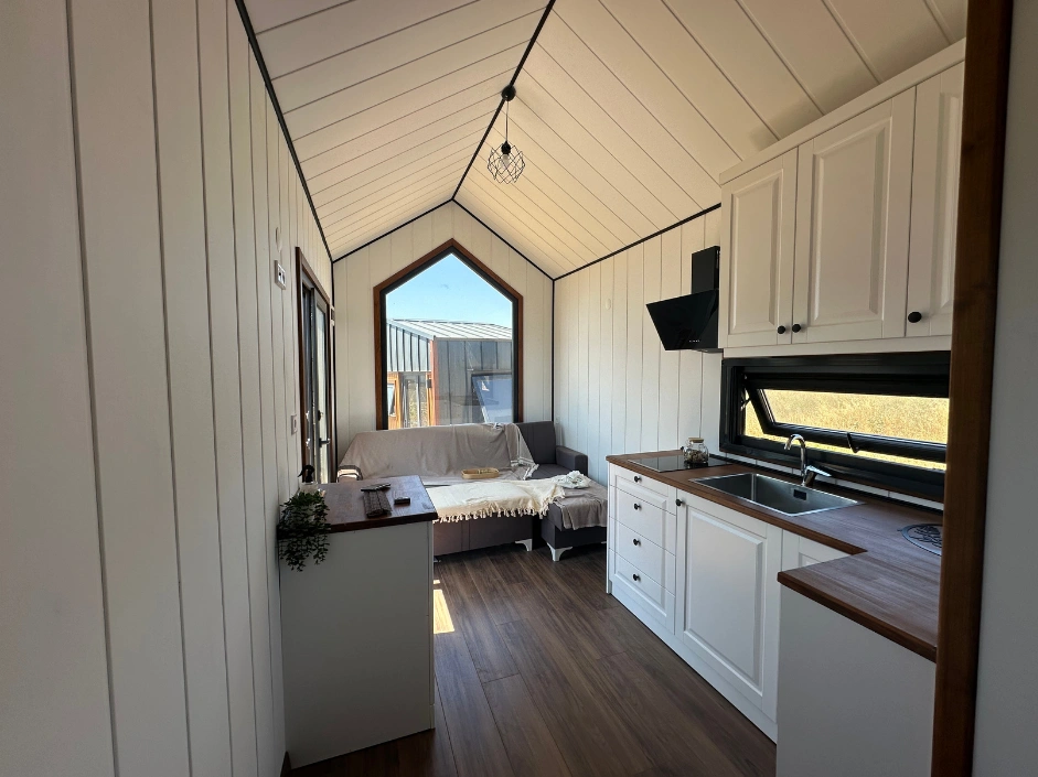 Tiny House iç mekan görünümü, ahşap merdiven ve loft kat tasarımı