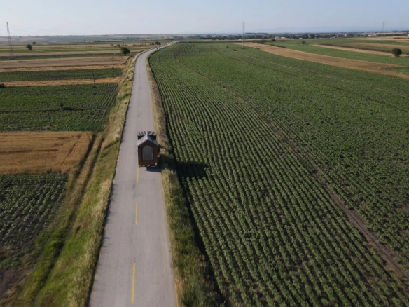 Trakya’da tarlalar arasında ilerleyen tiny house taşıma görüntüsü.