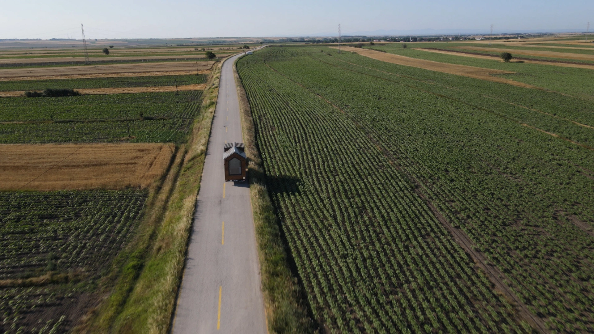 Trakya’da tarlalar arasında ilerleyen tiny house taşıma görüntüsü.