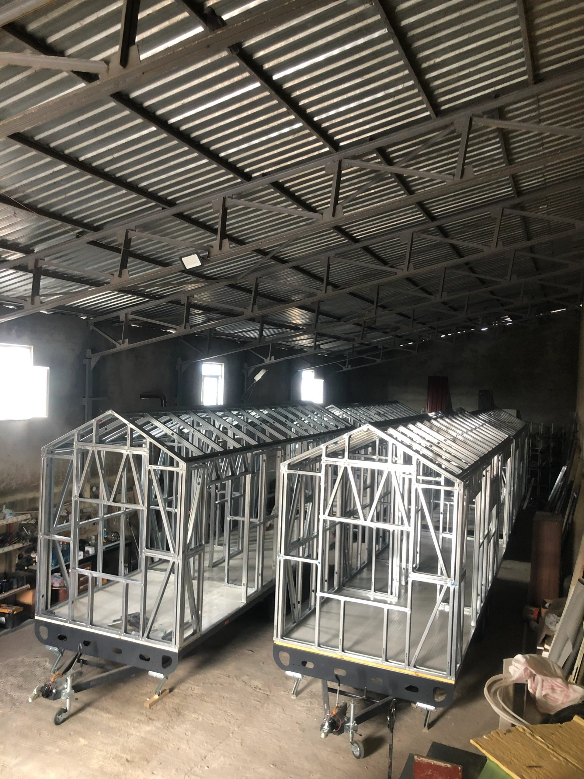 Çelik karkaslı tiny house üretimi yapılan atölye içi görüntüsü.