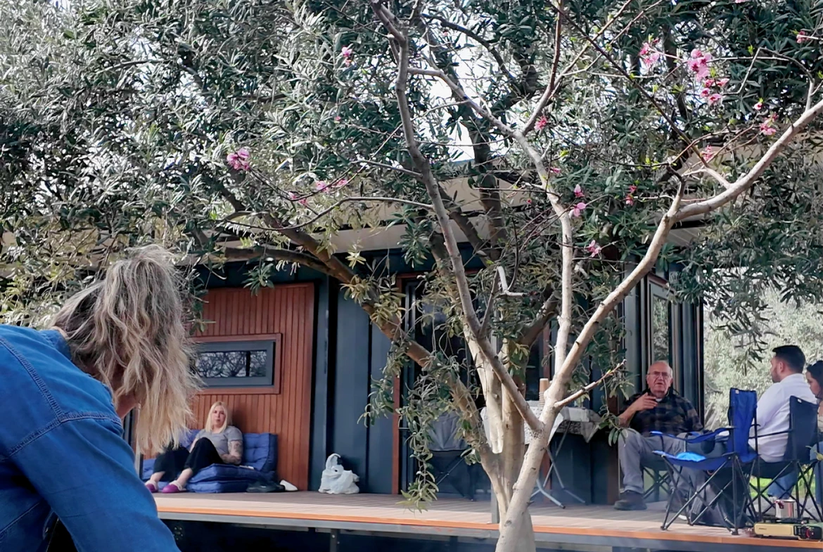 Veranda keyfi yapan aile ile tiny house yaşam tarzı