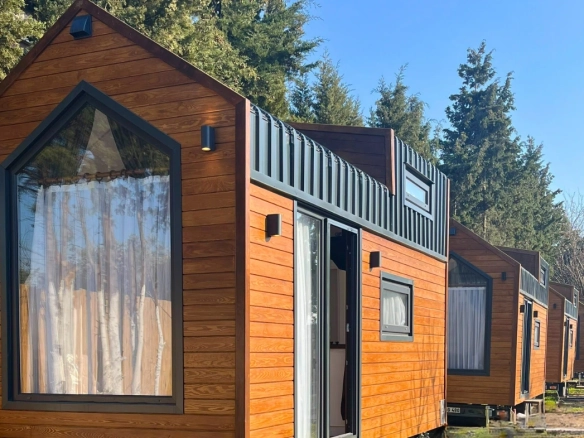 Urla’da doğa ile iç içe modern tasarımlı ahşap kaplama tekerlekli Tiny House modelleri