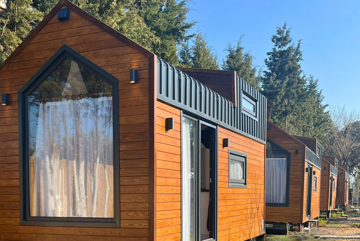 Urla’da doğa ile iç içe modern tasarımlı ahşap kaplama tekerlekli Tiny House modelleri