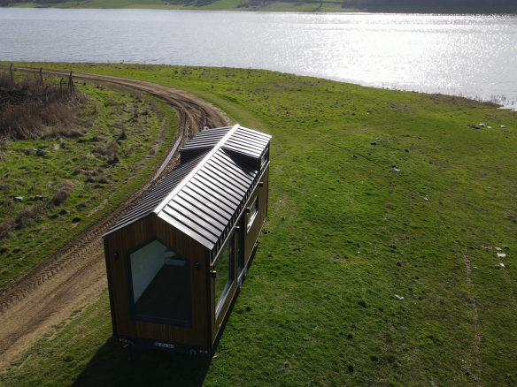 Doğa içinde konumlandırılmış modern tiny house – taşınabilir, ahşap görünümlü ve sürdürülebilir yaşam alanı – Hibrit House