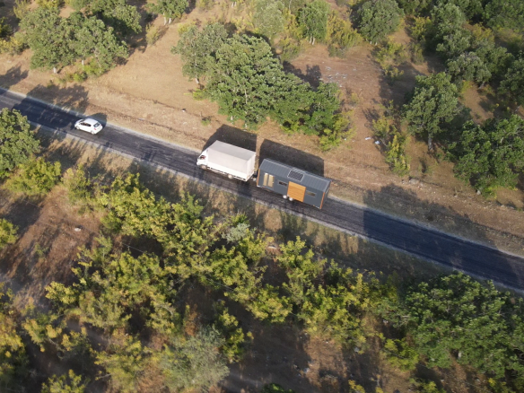 Drone çekiminde doğa içinde taşınan tiny house – Hibrit House üretim ve teslimat süreci