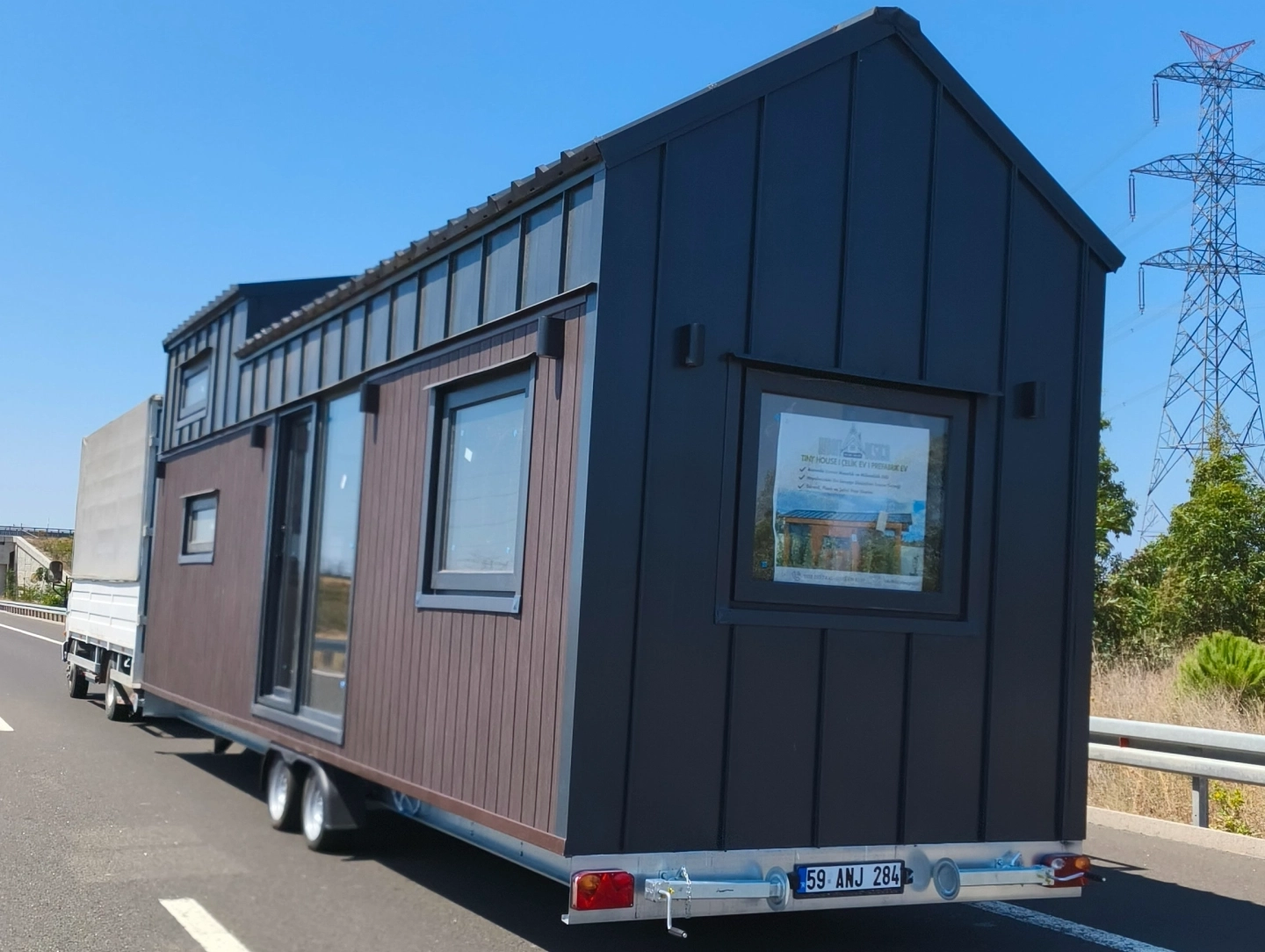 Zen 9M Tiny House otoyolda taşınırken