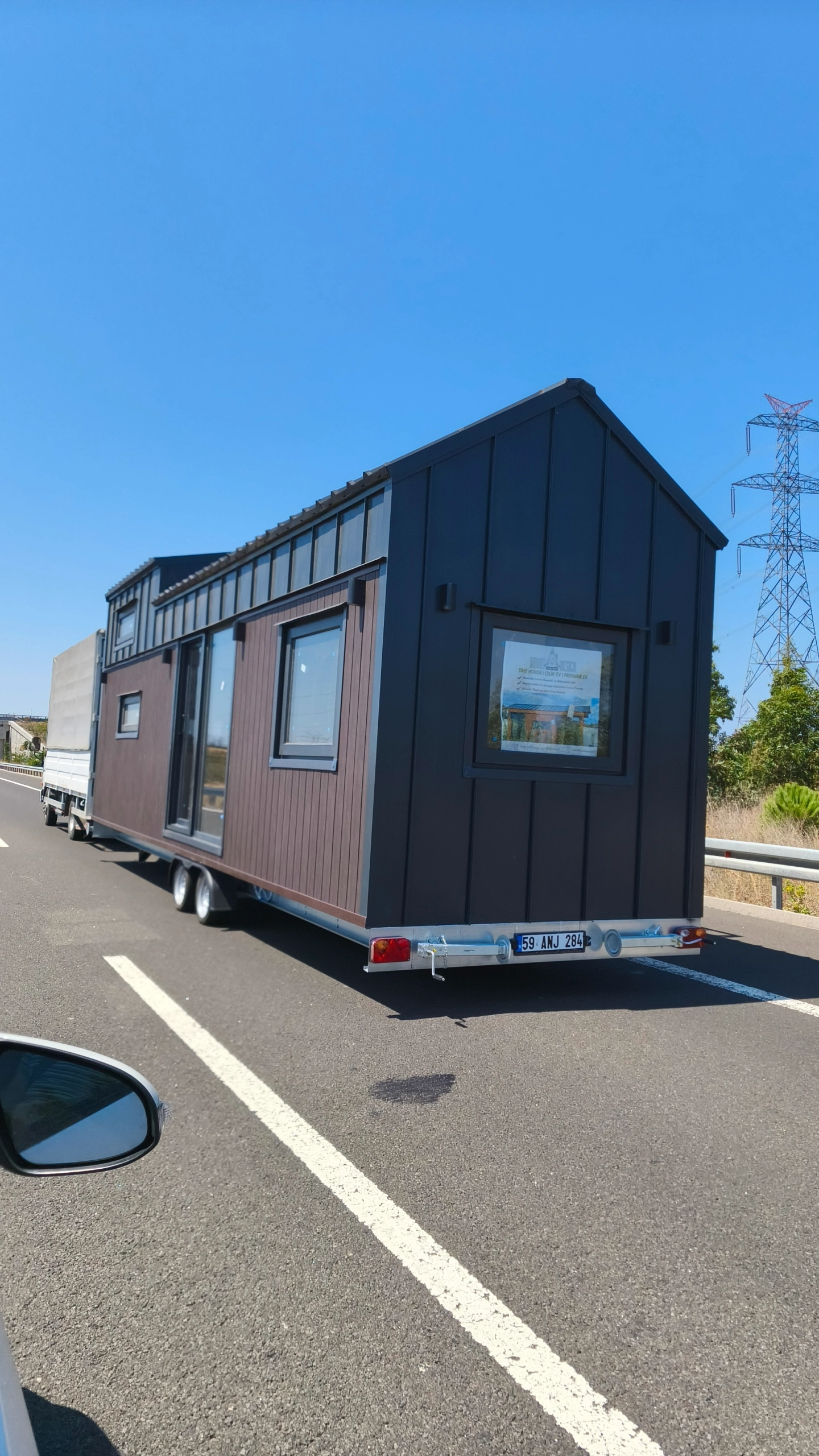 Zen 9M Tiny House otoyolda taşınırken